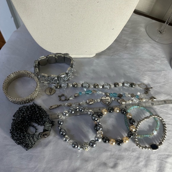 Large group of pearl bead and sparkly rhinestone bracelets - Picture 9 of 9